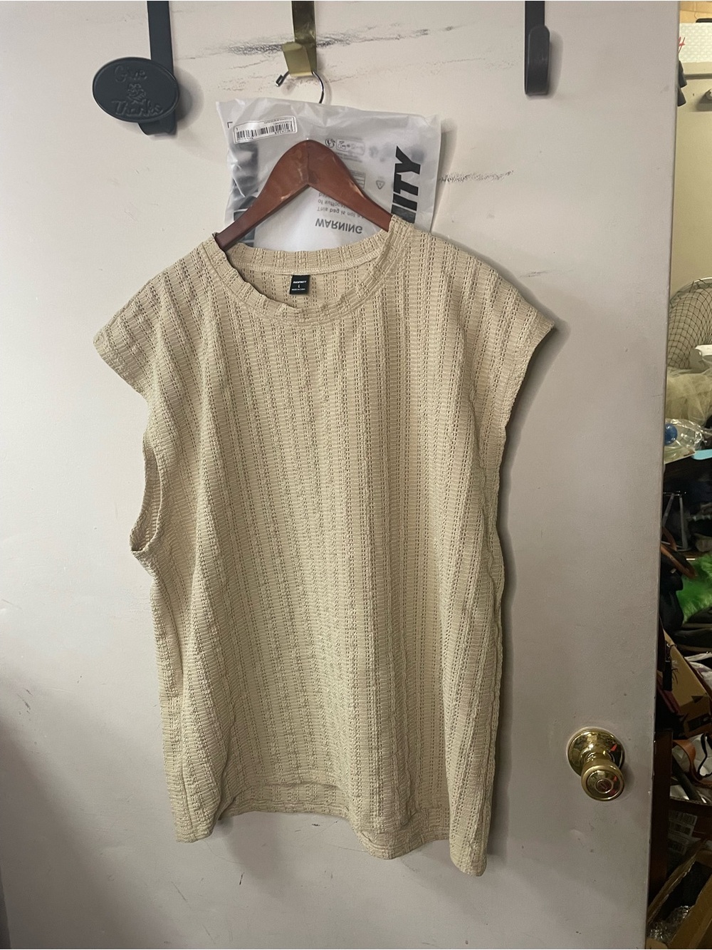 Manfinity men’s size large Cream Knit sleeveless shirt
